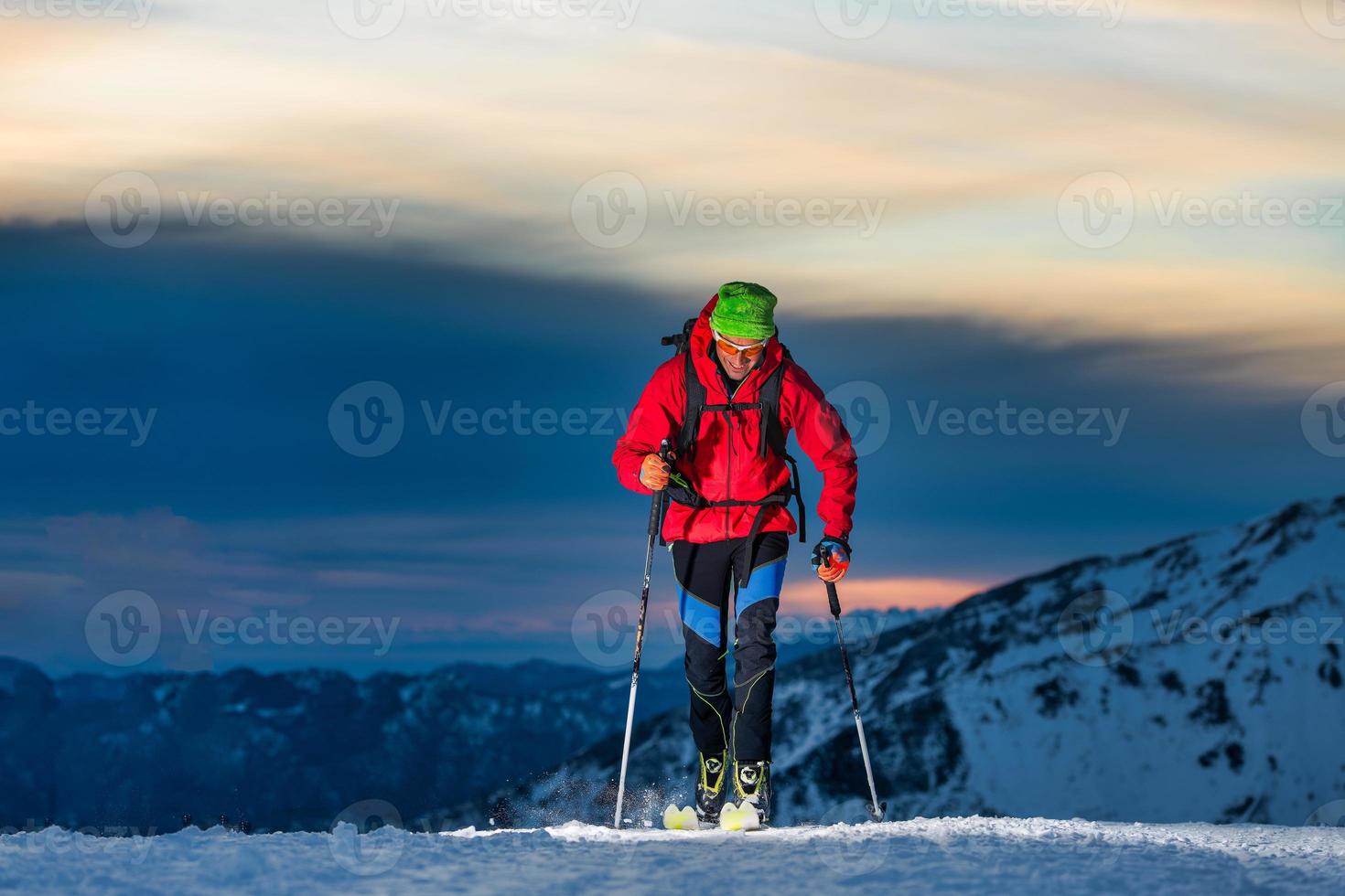 scialpinismo notturno nelle ultime ore della giornata foto