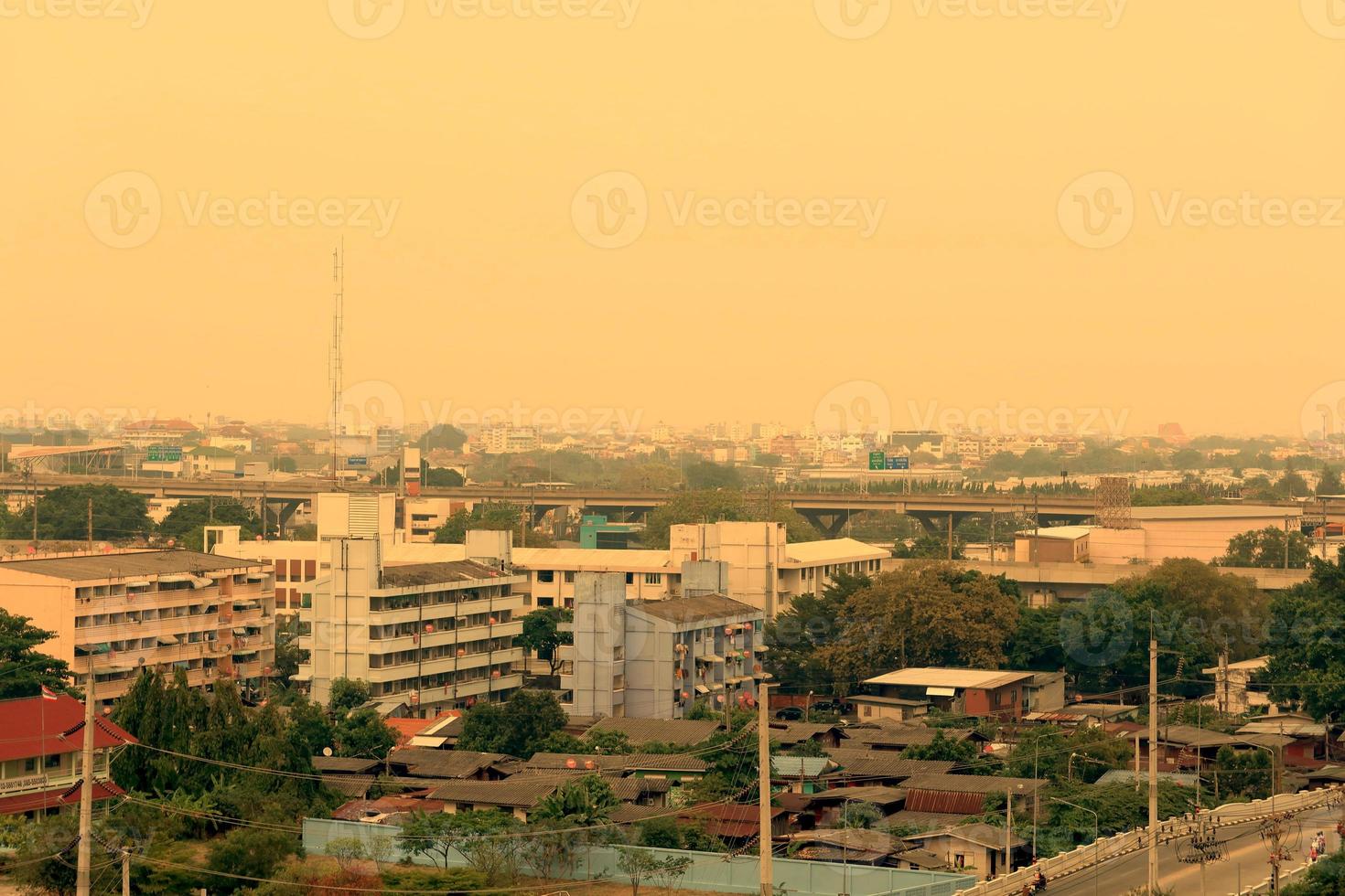 capitale città siamo coperto di pesante smog, nebbioso mattina e Alba nel centro con cattivo aria inquinamento foto