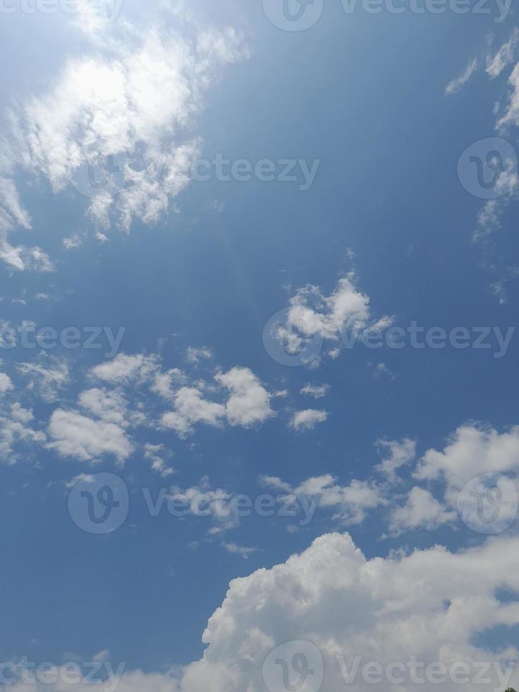 bellissimo bianca nuvole su in profondità blu cielo sfondo. grande luminosa morbido soffice nuvole siamo copertina il intero blu cielo. foto