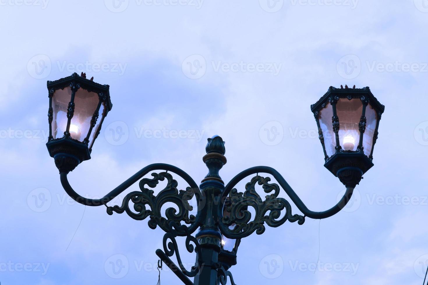 Vintage ▾ città lampada con blu cielo Visualizza e nuvole foto