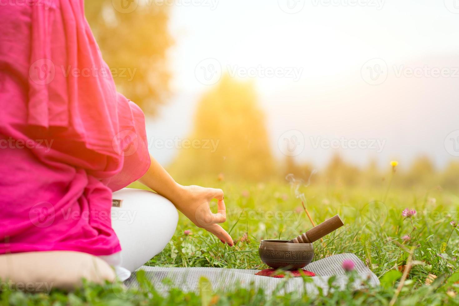 posizione yoga con campana tibetana foto