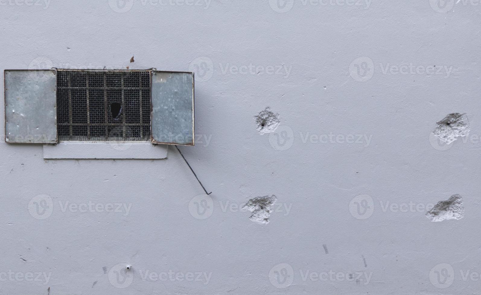 vecchio storico prigione Casa con finestra foto