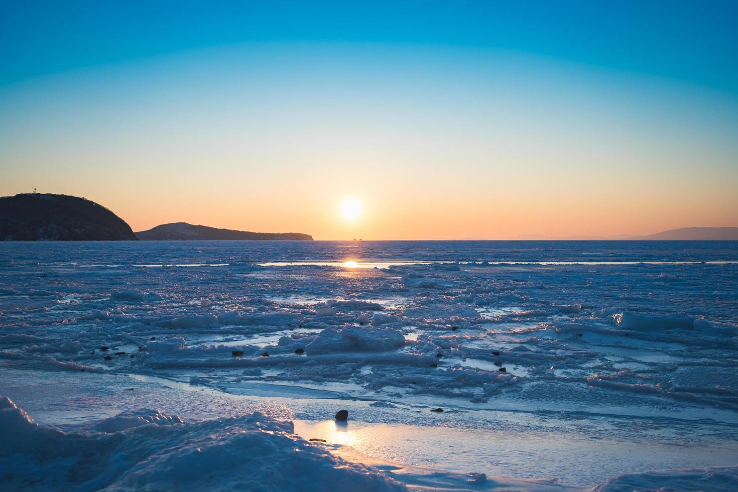 paesaggio marino con vista tramonto sulla superficie ghiacciata a vladivostok, russia foto