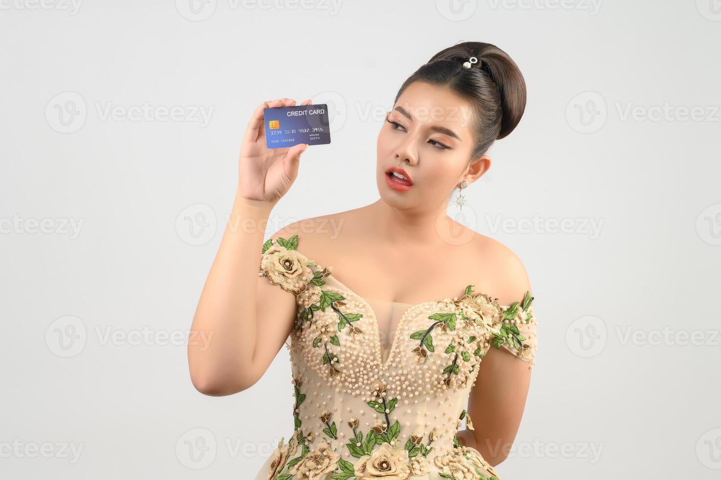 giovane asiatico bellissimo sposa spedizione con credito carta e bellezza spazzola nel mano foto