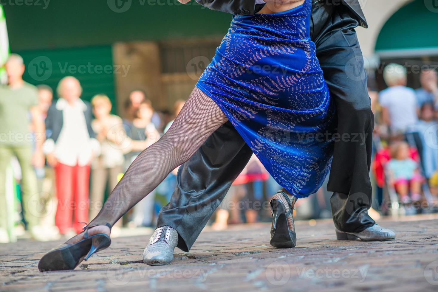 coppia ballare il tango in strada foto