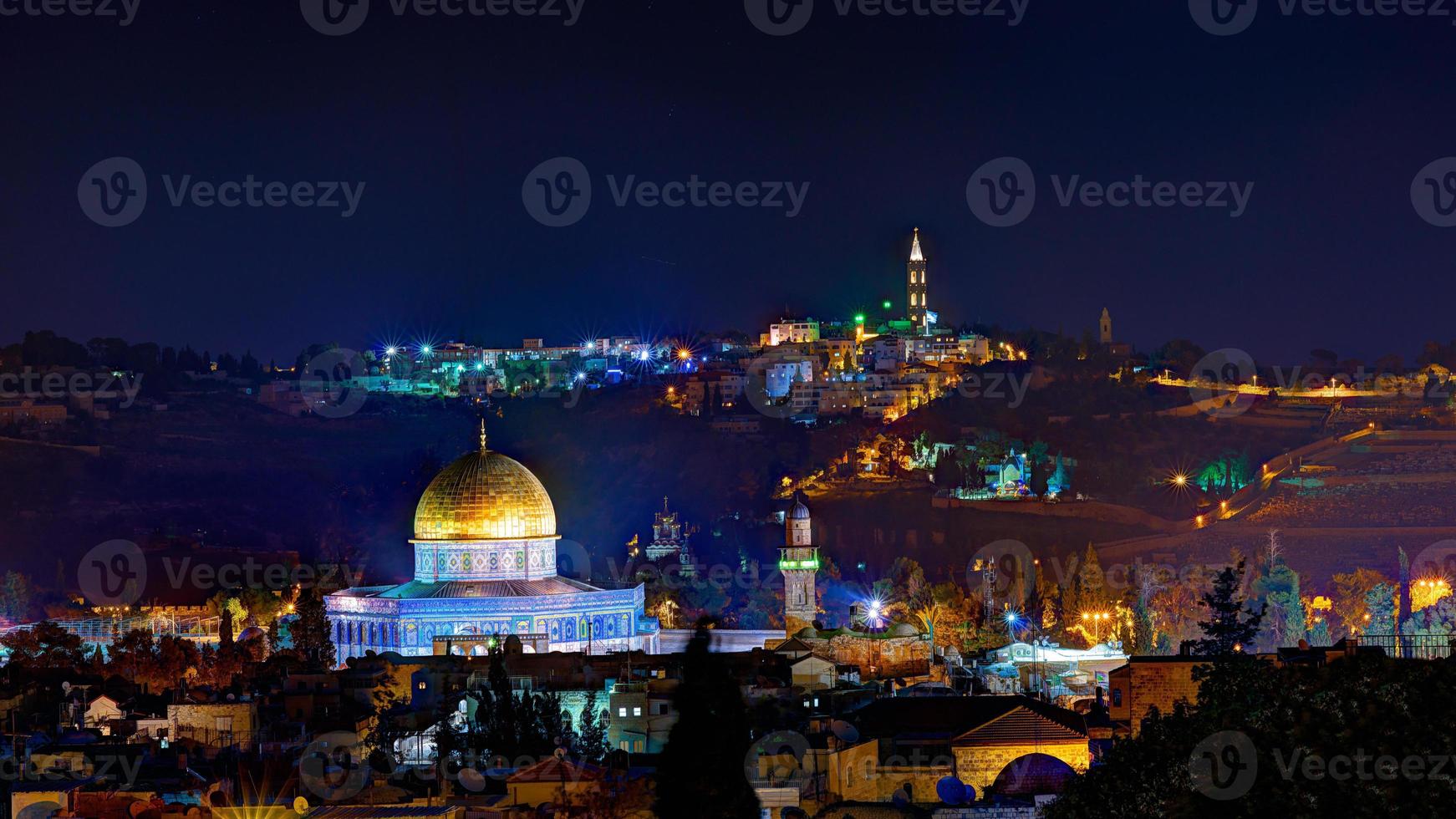 Gerusalemme di notte con la moschea di al-aqsa e il monte degli ulivi foto