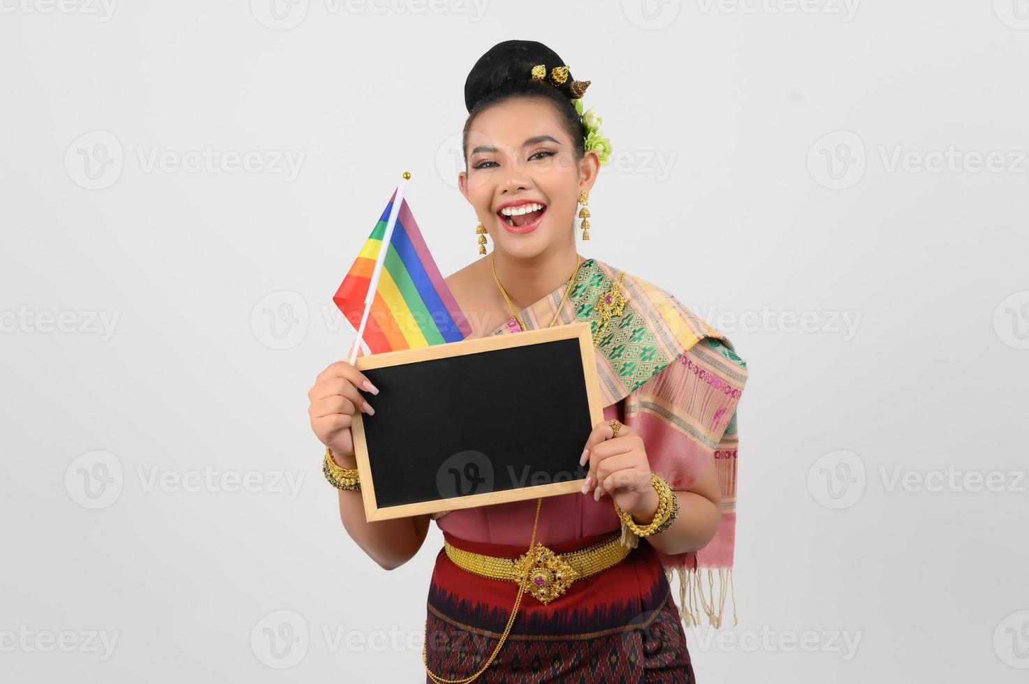 giovane bellissimo donna vestito su nel hai nord-est regione Tenere arcobaleno bandiera e lavagna foto