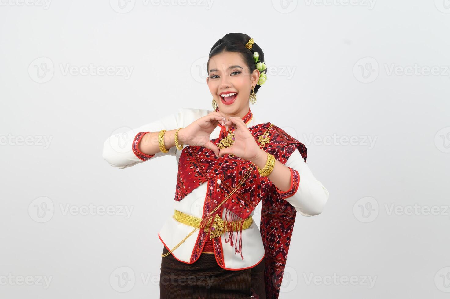ritratto di bellissimo tailandese donna nel tradizionale capi di abbigliamento in piedi in posa foto