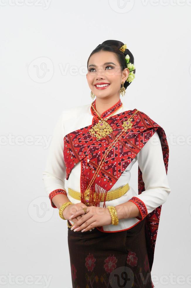 ritratto di bellissimo tailandese donna nel tradizionale capi di abbigliamento in posa pagare rispetto foto
