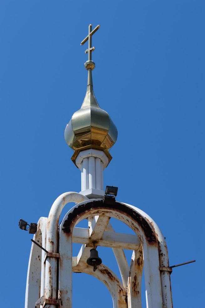 campanile della chiesa contro un cielo blu chiaro a vladivostok, russia foto
