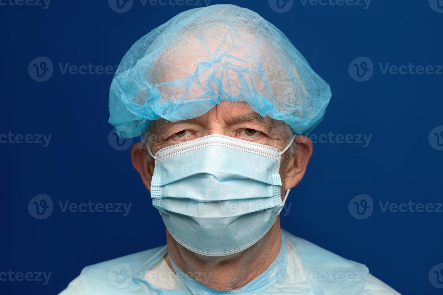 ritratto di anziano adulto vestito nel chirurgico viso maschera, copertura naso e bocca a partire dal sar, virulentemente infettivo malattia corona virus foto