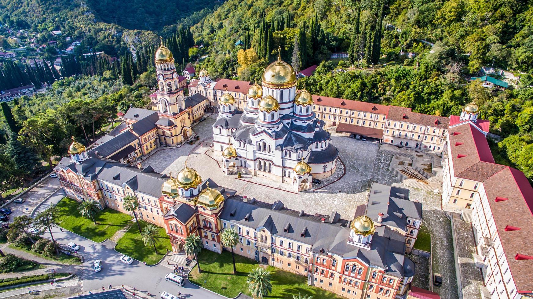 vista aerea del nuovo monastero di athos in abkhazia, georgia foto