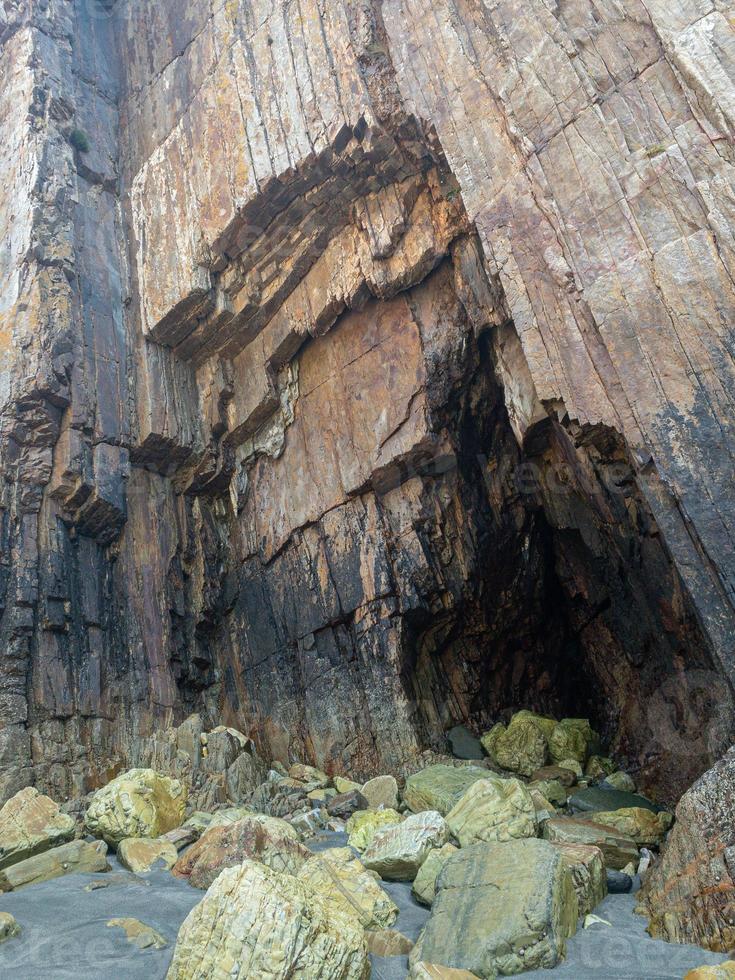 rocce con bordi dritti con la bassa marea di una spiaggia sulla costa asturiana foto