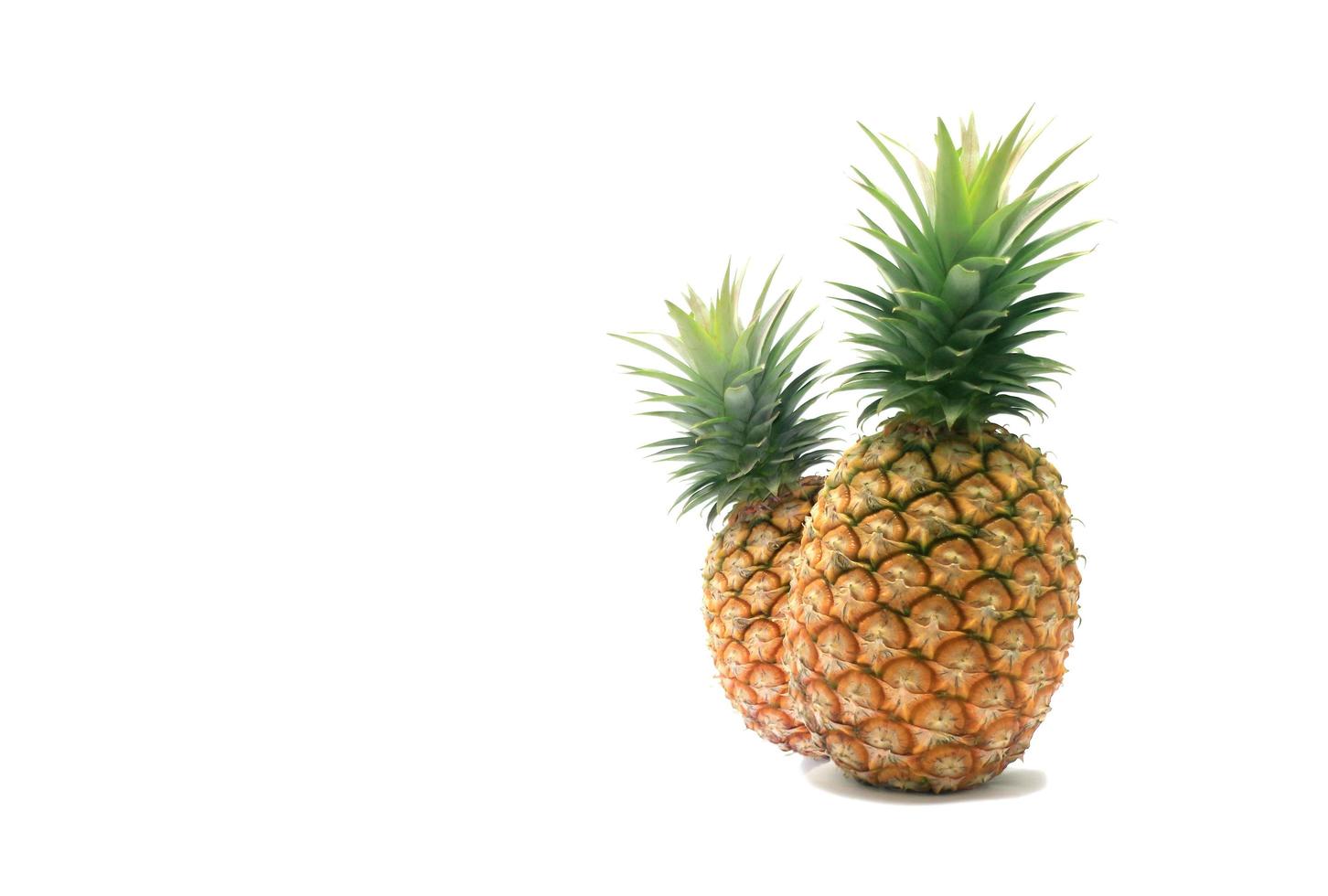 ananas maturo isolato su uno sfondo bianco foto