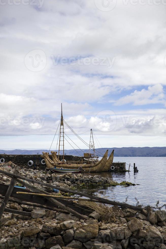 barca tradizionale di canna totora a isla del sol sul lago titicaca foto