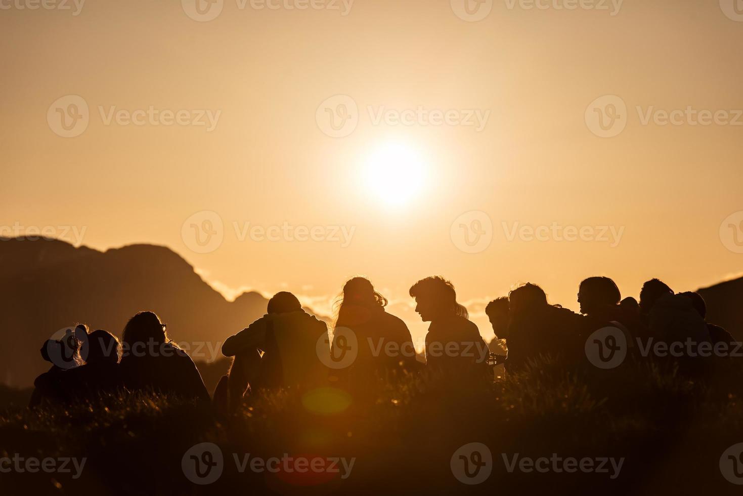 gruppo di ragazzi al tramonto in montagna foto