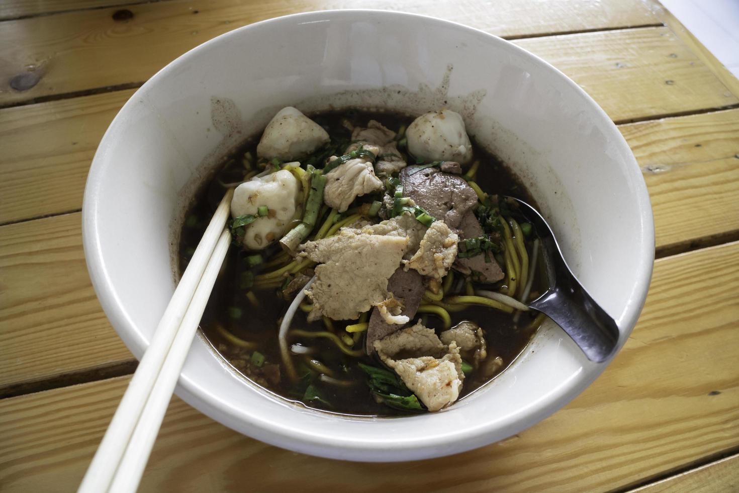 zuppa di maiale con tagliatelle in stile tailandese foto