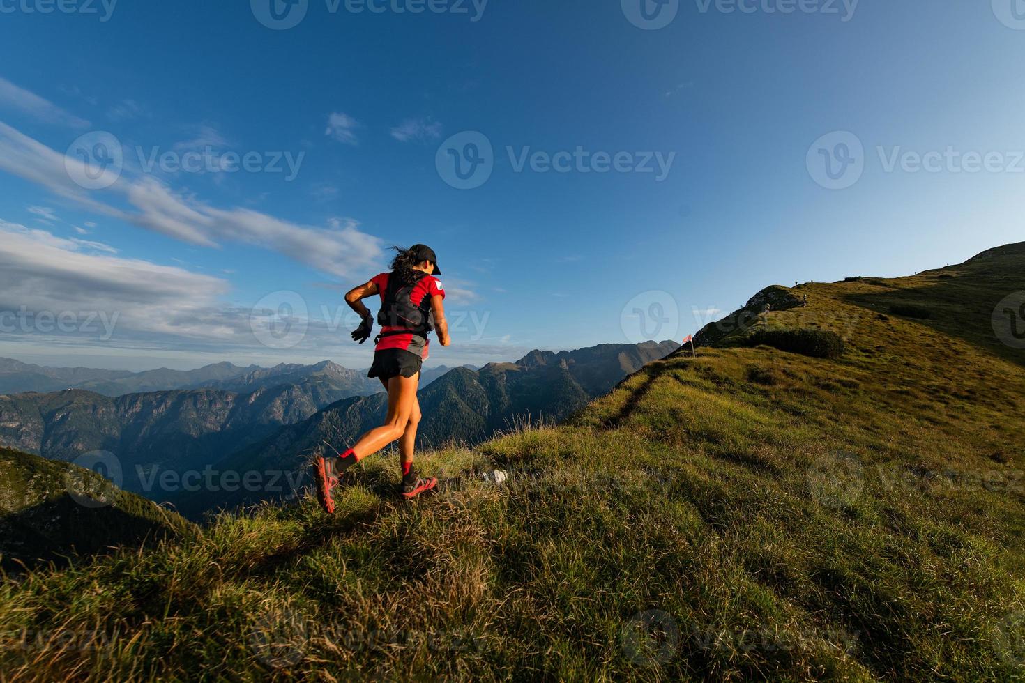 donna sportiva della montagna cavalca nel sentiero durante il percorso di resistenza foto
