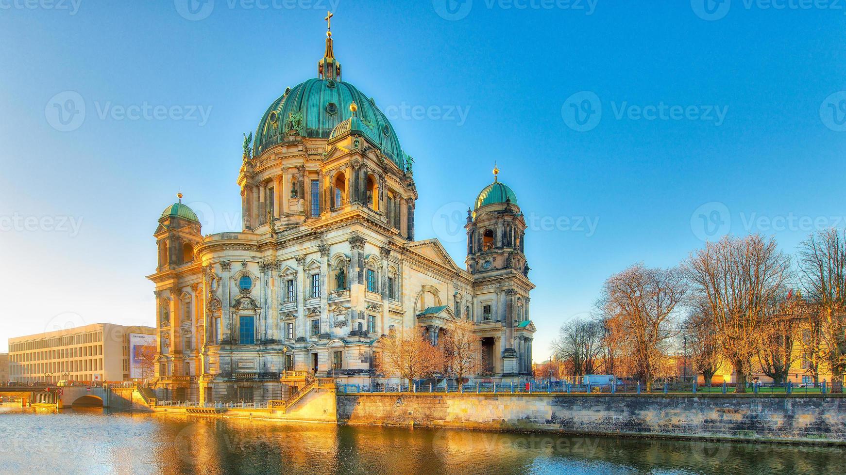 cattedrale di berlino dal fiume sprea foto