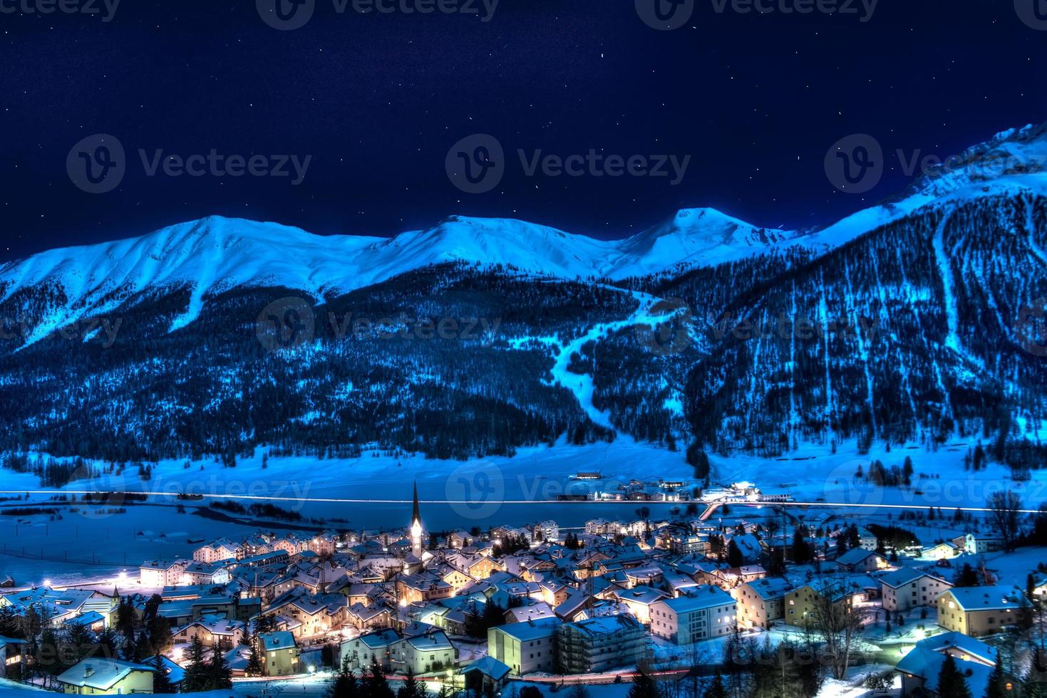 zuoz - engadina-svizzera vicino a st moritz in una notte d'inverno foto