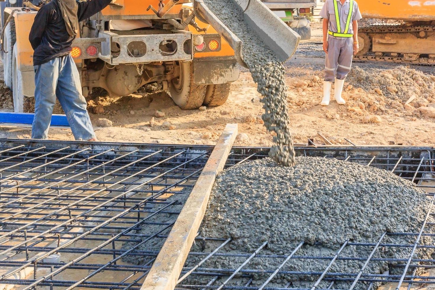 getto di calcestruzzo durante il getto commerciale di pavimenti di edifici in cantiere foto