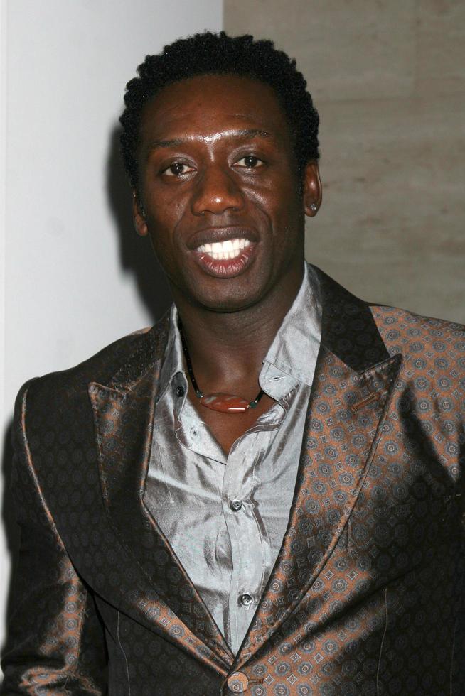 hakeem kae-kazim in arrivo a un' foto mostra con il fotografie prese durante il produzione di 24 - redenzione, catturato nel Africa, mostra a il paley centro per media nel beverly colline, circa su novembre 10, 2008