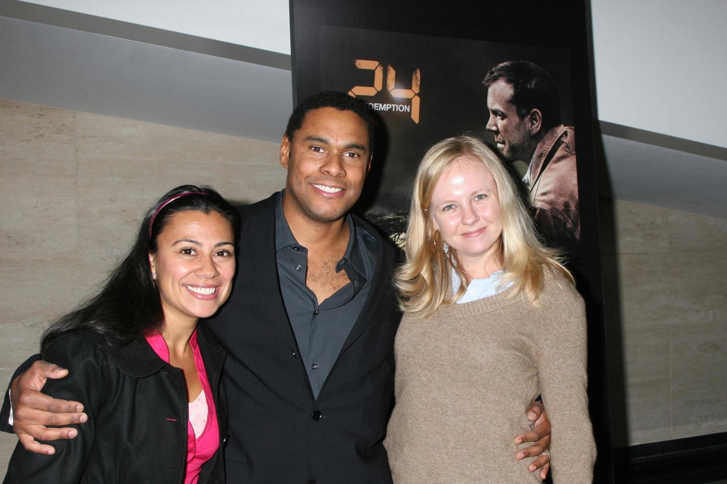 Barbara lago, kelsey mneal, e jenny corno in arrivo a un' foto mostra con il fotografie prese durante il produzione di 24 - redenzione, catturato nel Africa, mostra a il paley centro per media nel beverly colline, circa su novembre 10, 2008