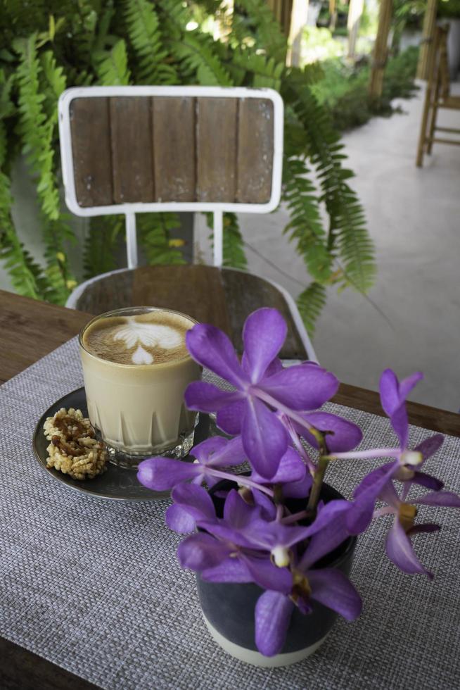 tazza di caffè con fiori viola foto