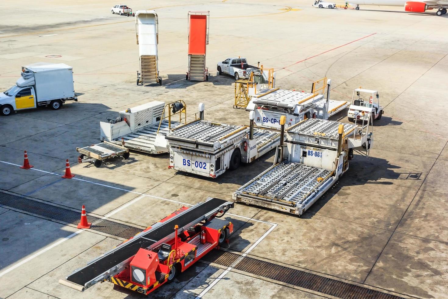 carro attrezzi aereo e scaletta vicino agli aeromobili sulla pista in aeroporto foto