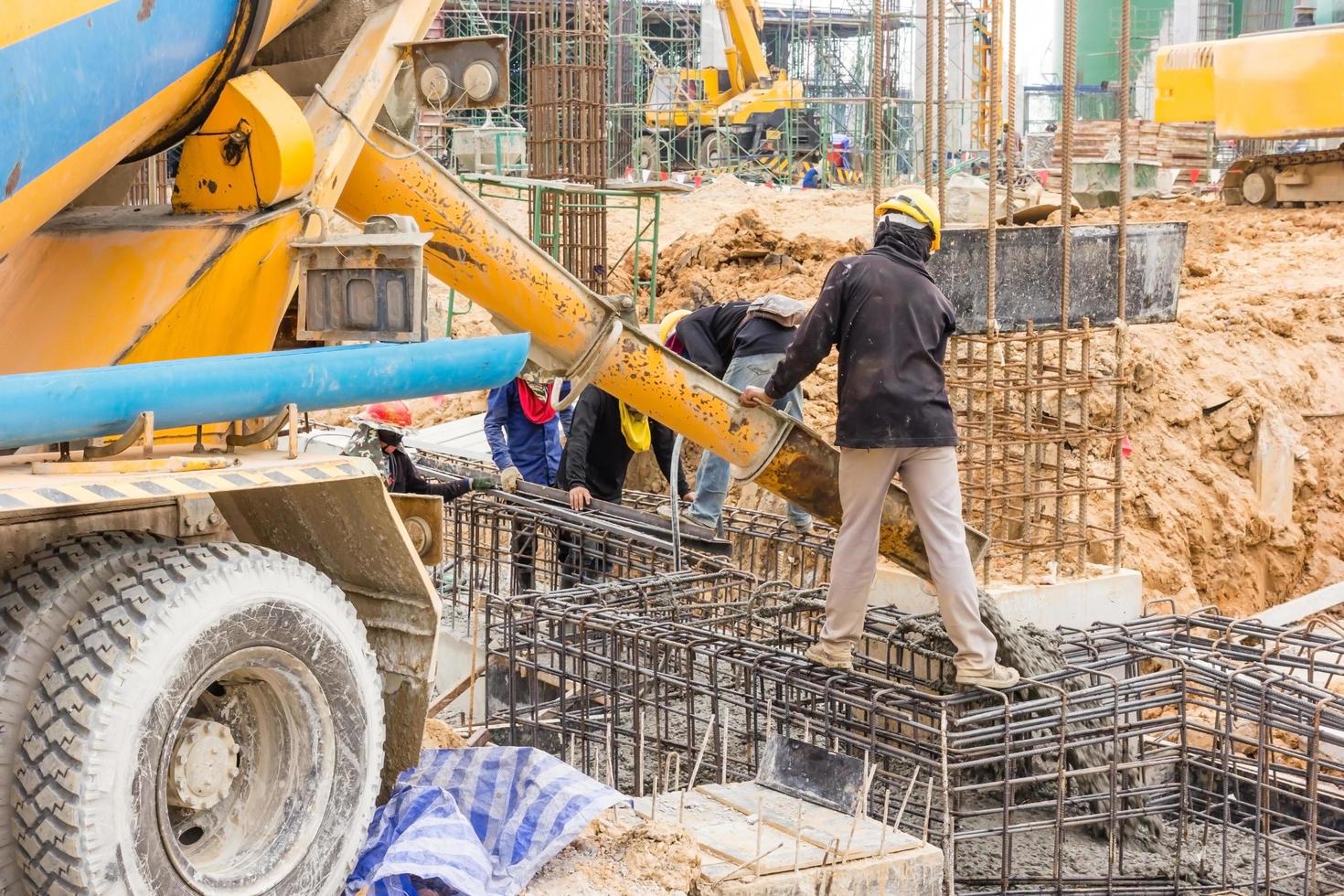 getto di calcestruzzo durante il getto di calcestruzzo commerciale di pavimenti di edifici in cantiere foto