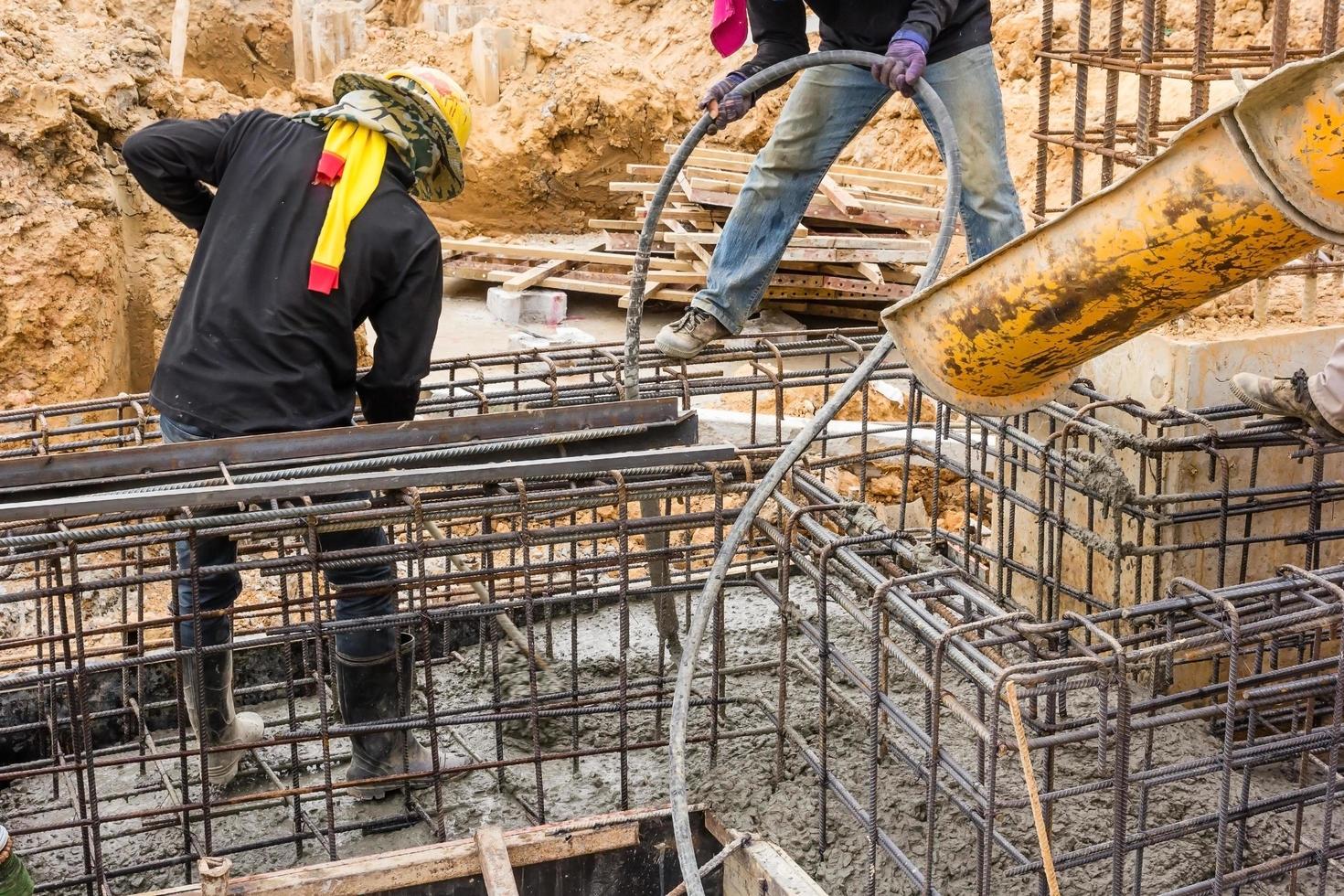 getto di calcestruzzo durante il getto di calcestruzzo commerciale di pavimenti di edifici in cantiere foto