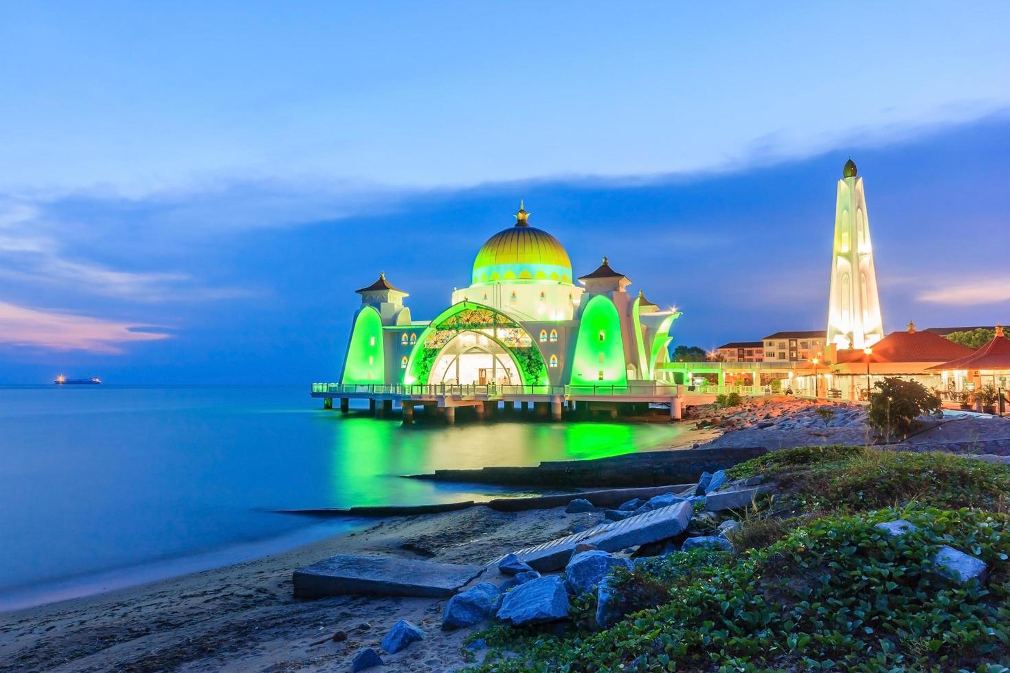 Malacca, Malesia 2016 - Moschea dello Stretto di Melaka a Malacca scattata durante il tramonto foto