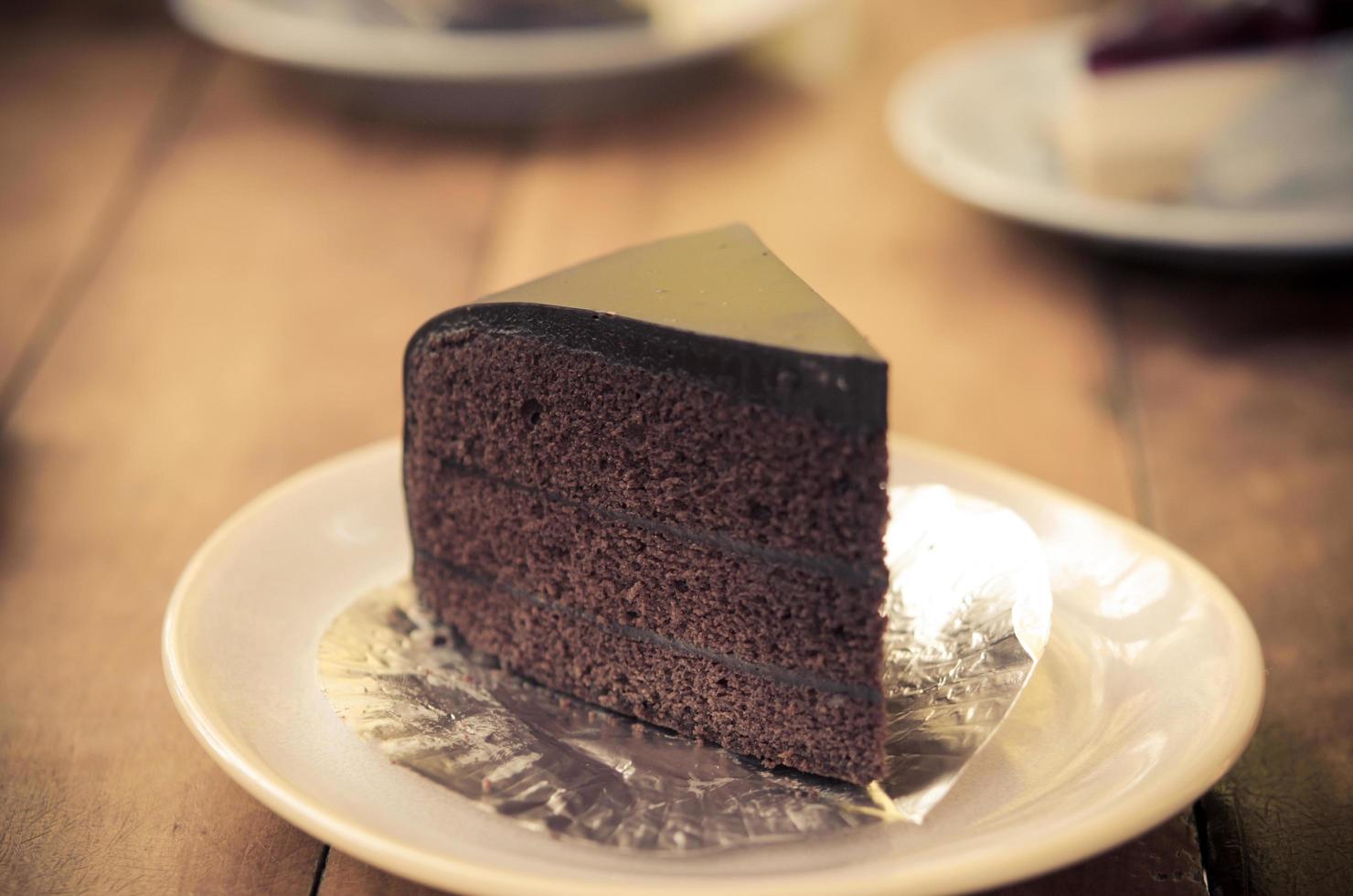 torta al cioccolato su un piatto foto