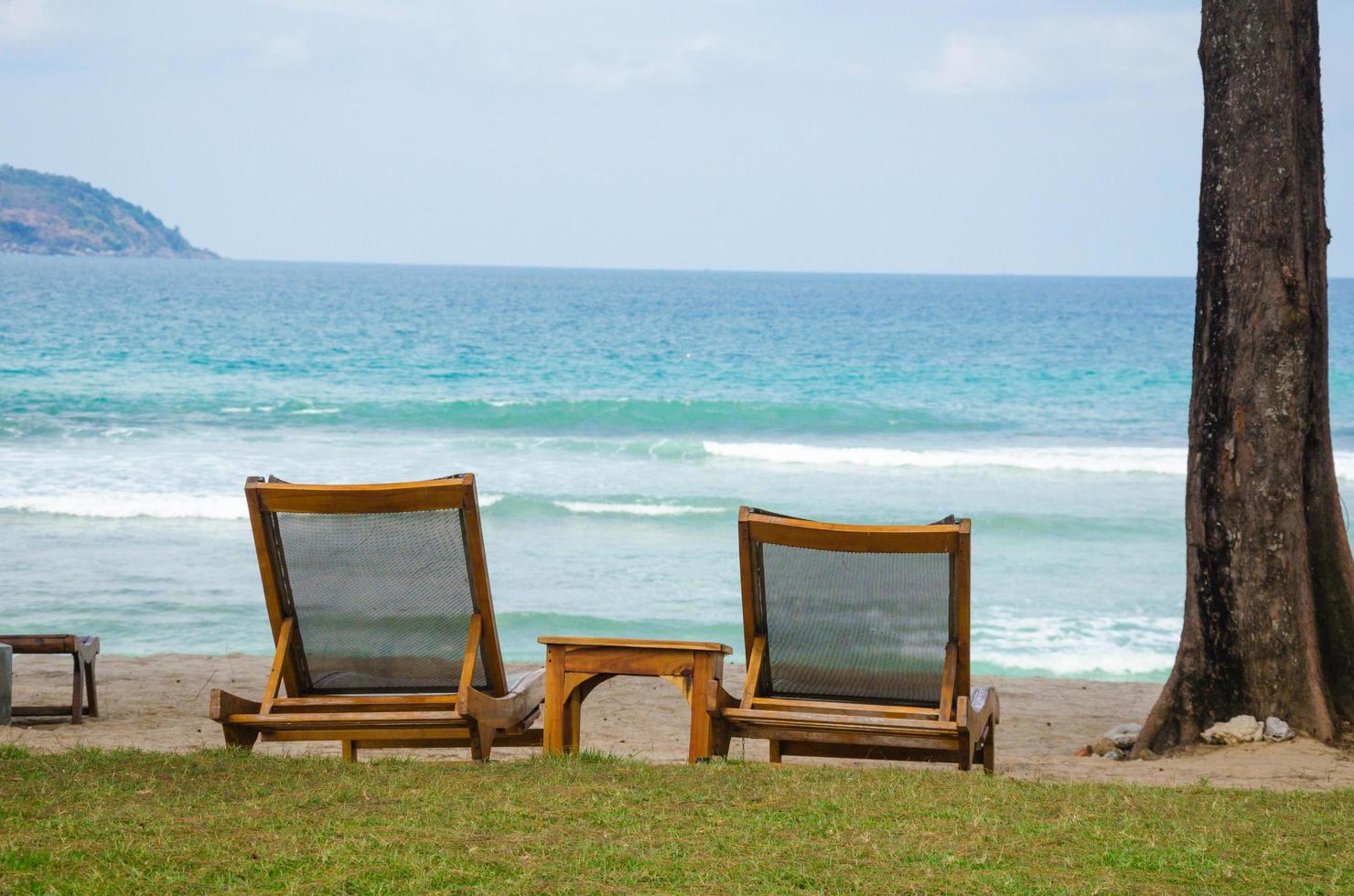 sedie a sdraio su una spiaggia foto