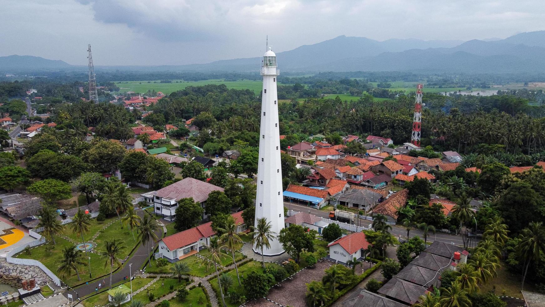 banten, indonesia 2021 - veduta aerea del paesaggio al tramonto di rocce marine del faro foto