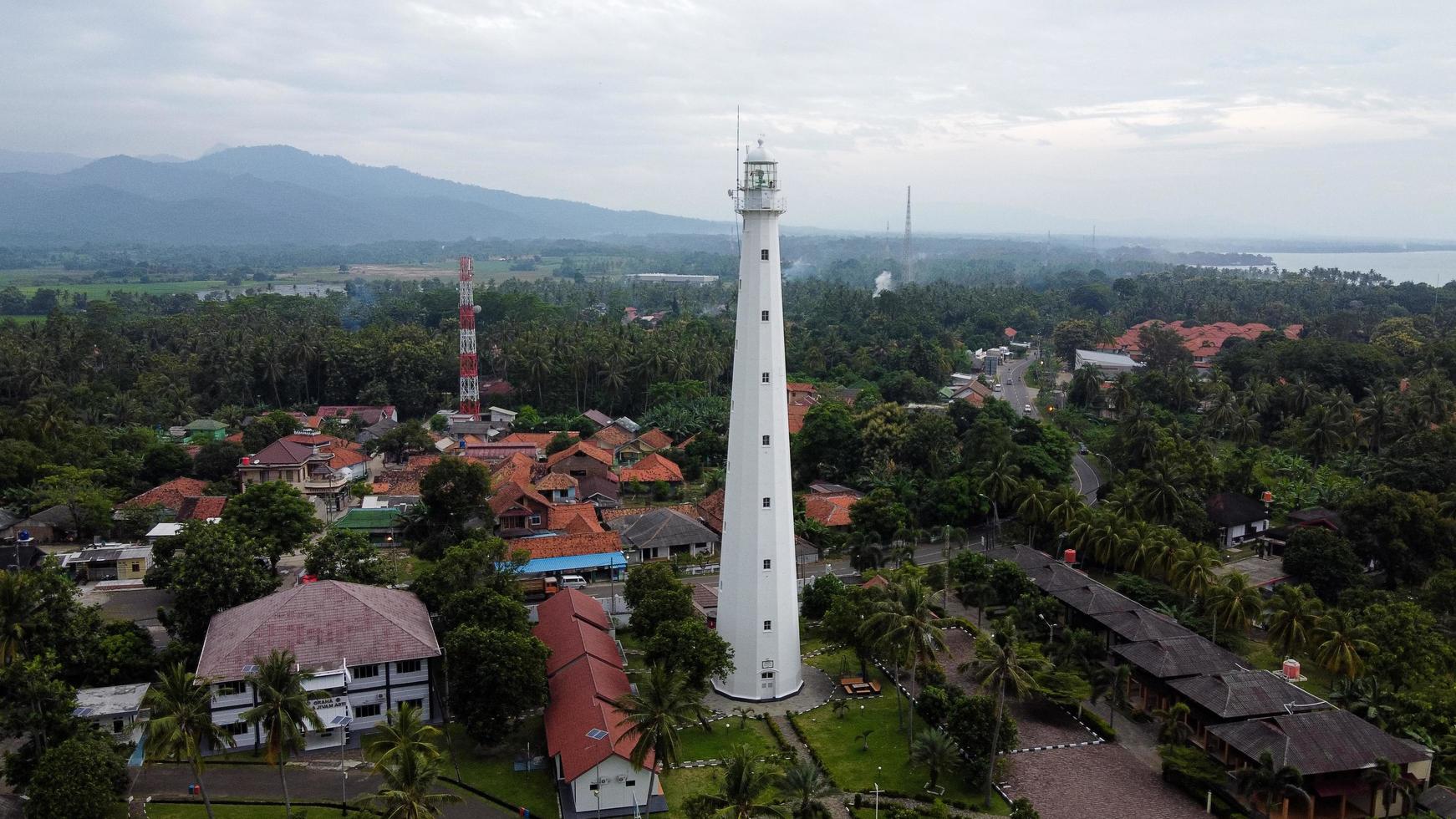 banten, indonesia 2021 - veduta aerea del paesaggio tramonto di roccia mare faro foto