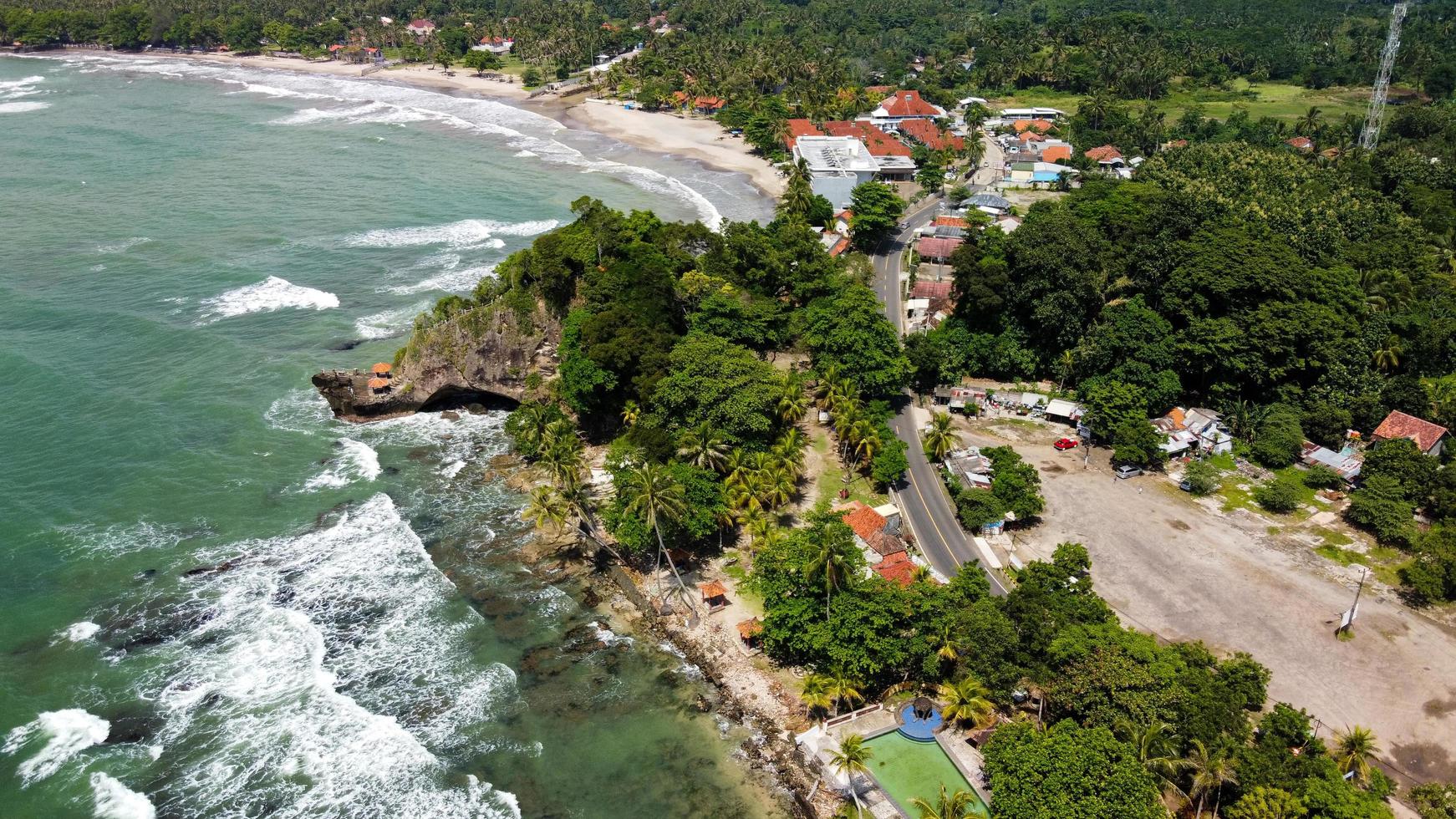 banten, indonesia 2021 - veduta aerea della spiaggia di karang bolong foto