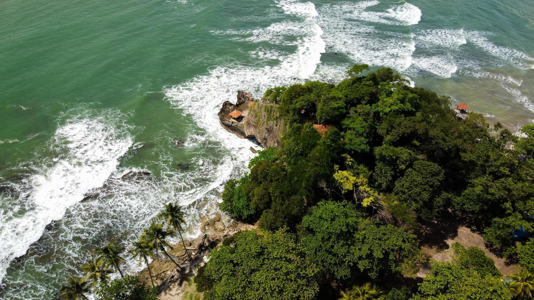 banten, indonesia 2021 - veduta aerea della spiaggia di karang bolong foto