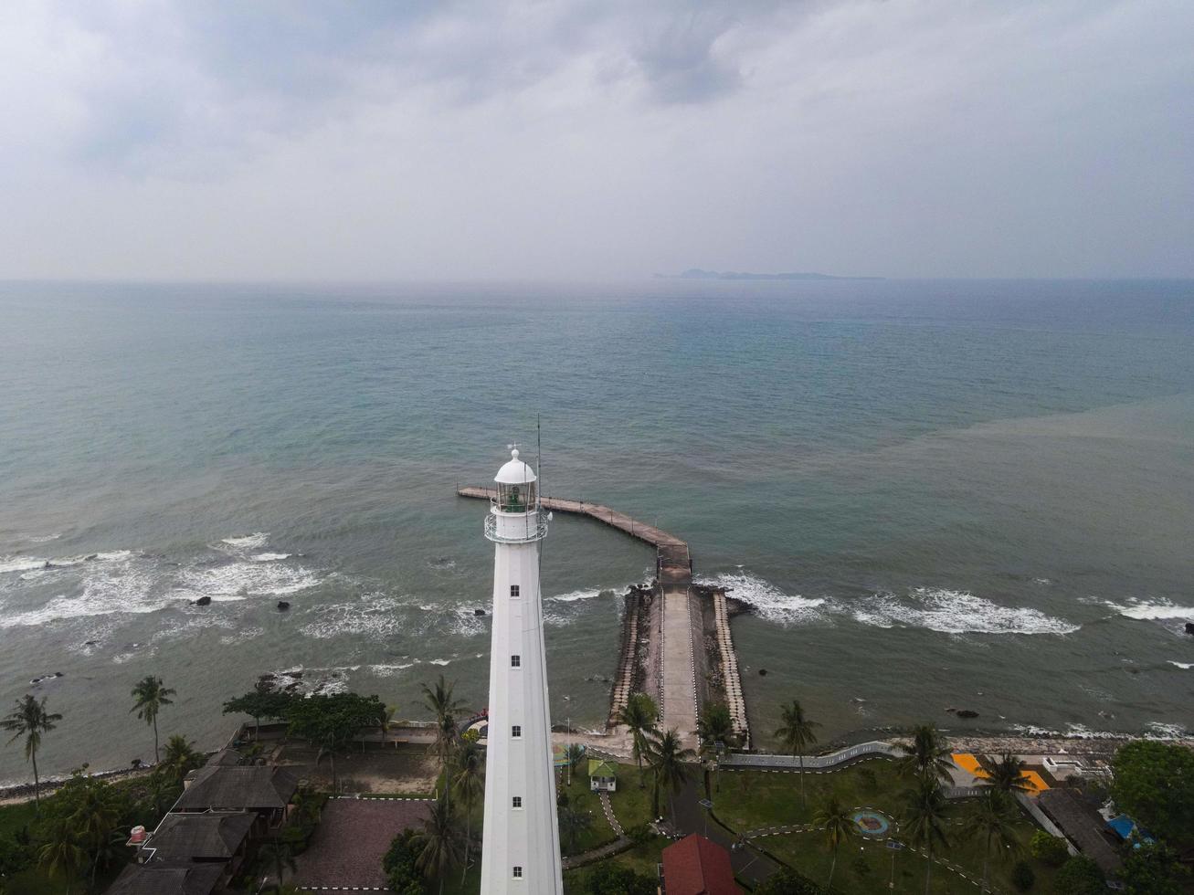 banten, indonesia 2021 - veduta aerea del paesaggio tramonto di roccia mare faro foto