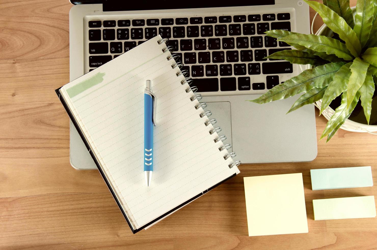 notebook e laptop su una scrivania foto