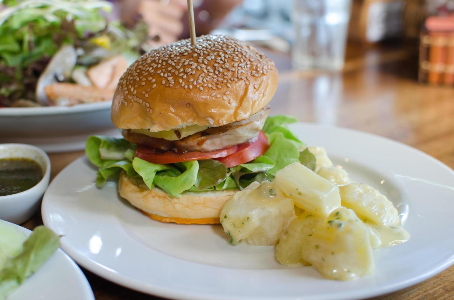 pasto di hamburger di pollo foto