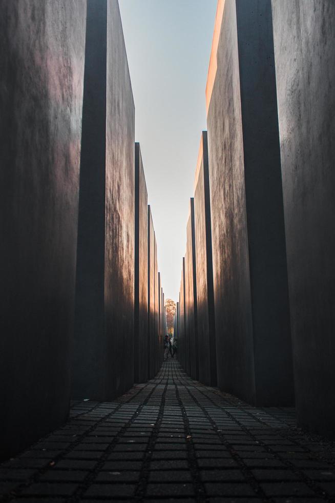 2018 berlino, germania --- memoriale dell'olocausto con la luce foto