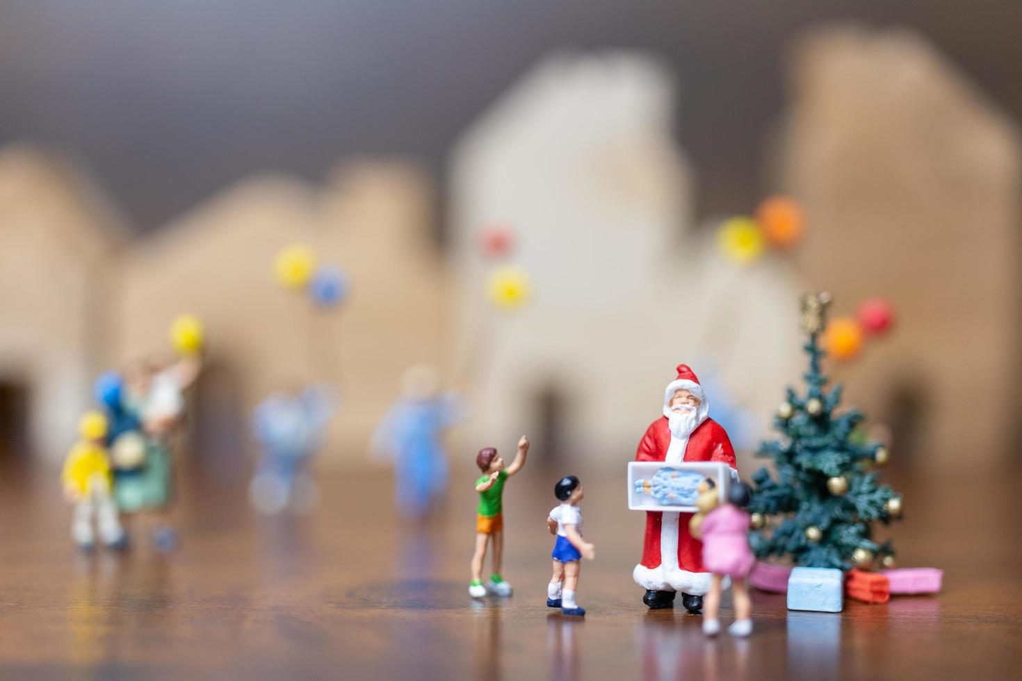 Babbo Natale in miniatura e una famiglia felice, buon Natale e felice anno nuovo concetto foto