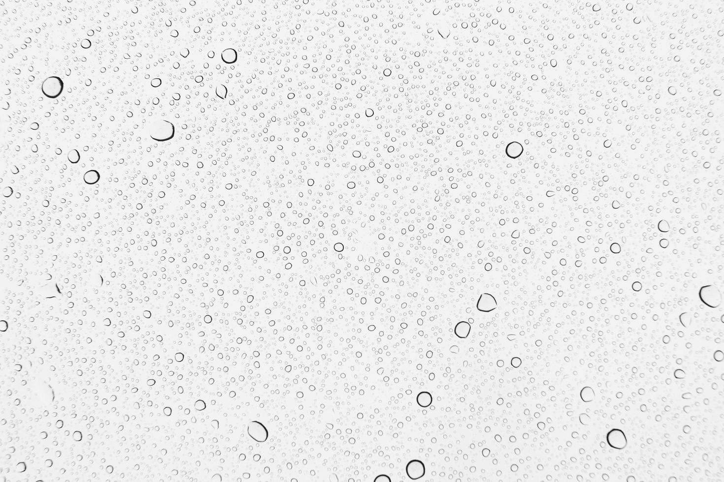 gocce di pioggia su uno sfondo di vetro foto