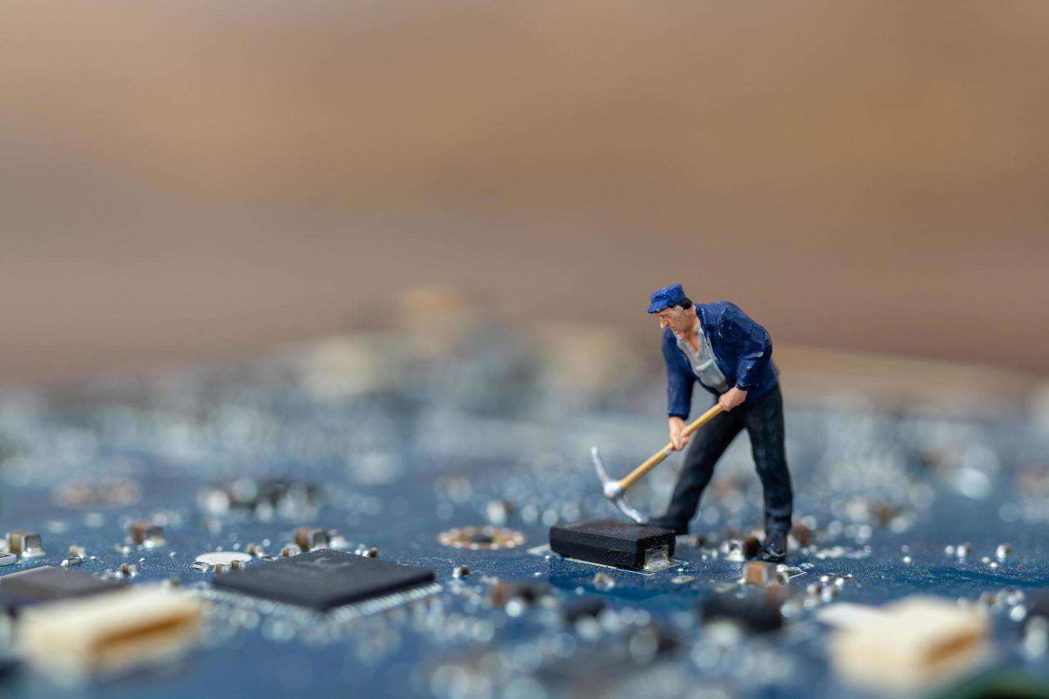 persona in miniatura che lavora su una scheda CPU, concetto di tecnologia foto