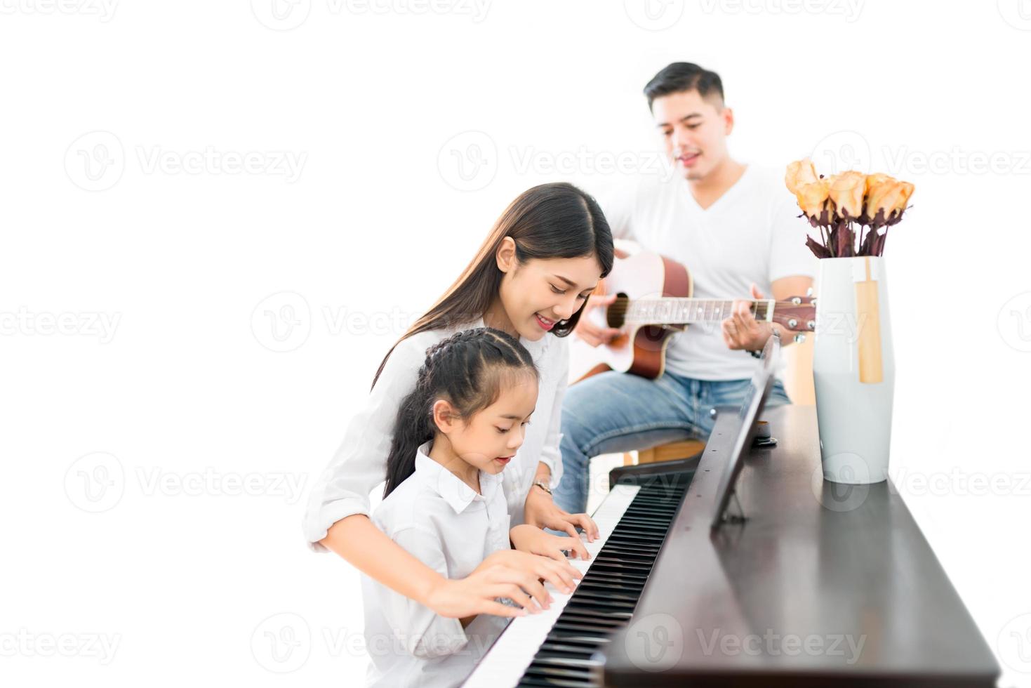 famiglia che suona musica su uno sfondo bianco foto