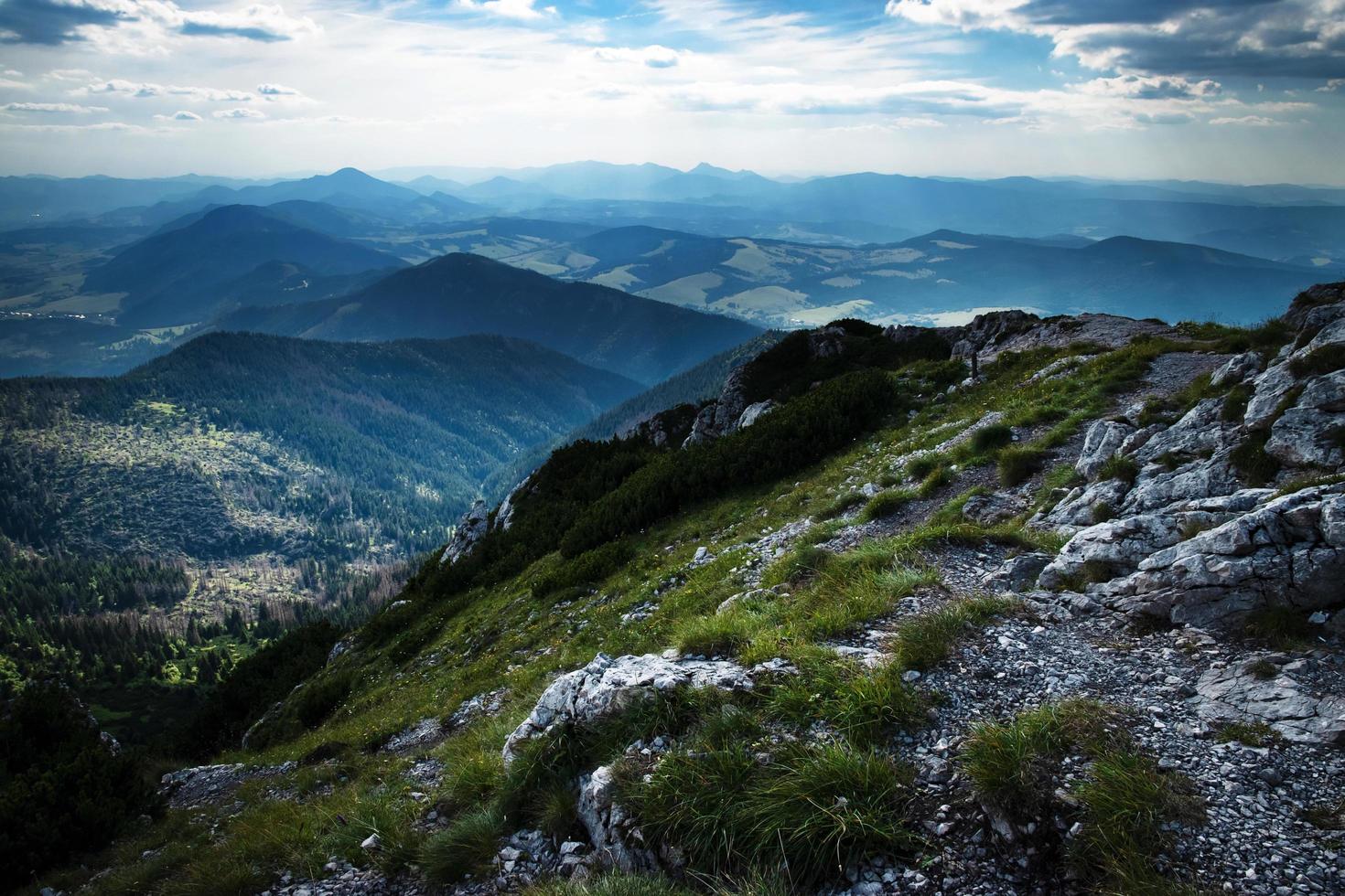 nuvole sopra le montagne foto