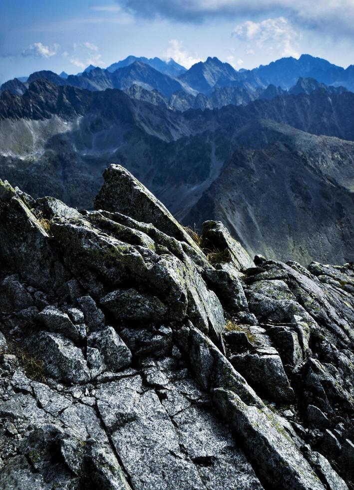 cresta di roccia di montagna foto