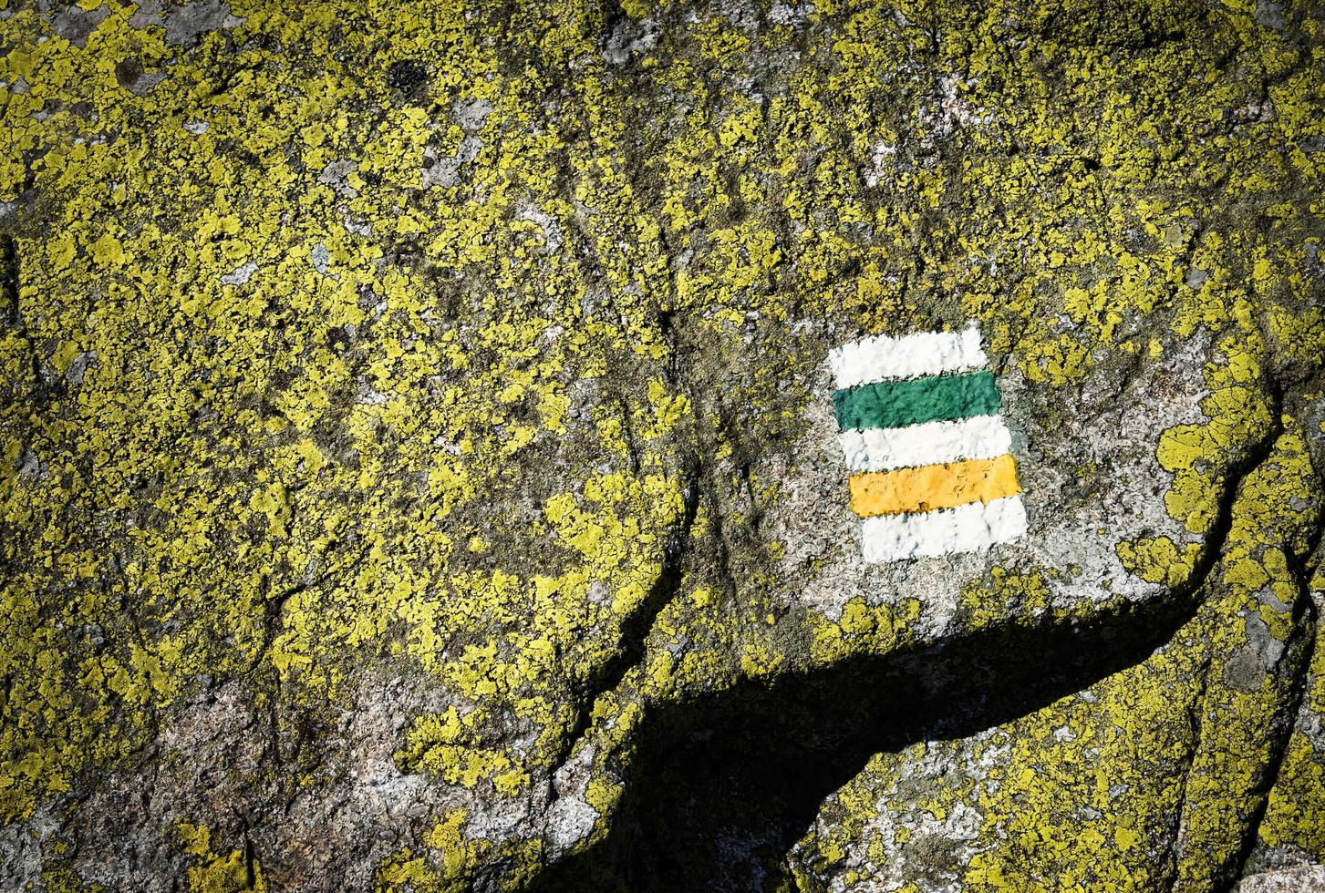 segno su una roccia di granito foto