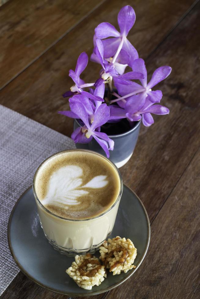 latte e composizione floreale viola foto